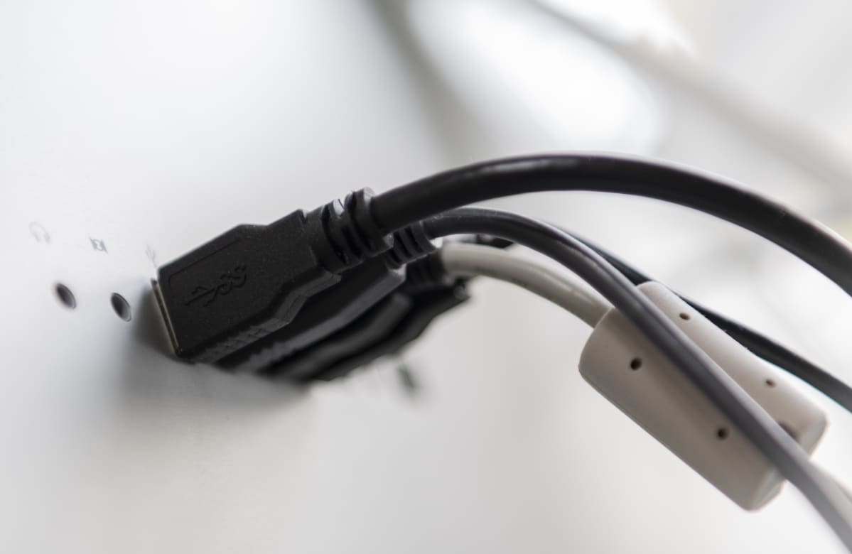 Johtoja tietokoneen USB-porteissa.