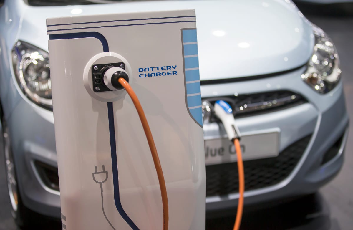 Sähköauto latauksessa automessuilla Pariisissa.