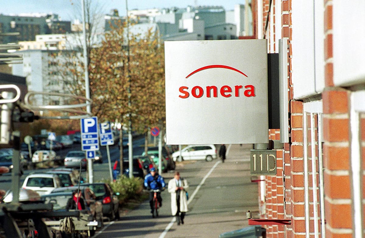 Soneran liikemerkki katukuvassa.