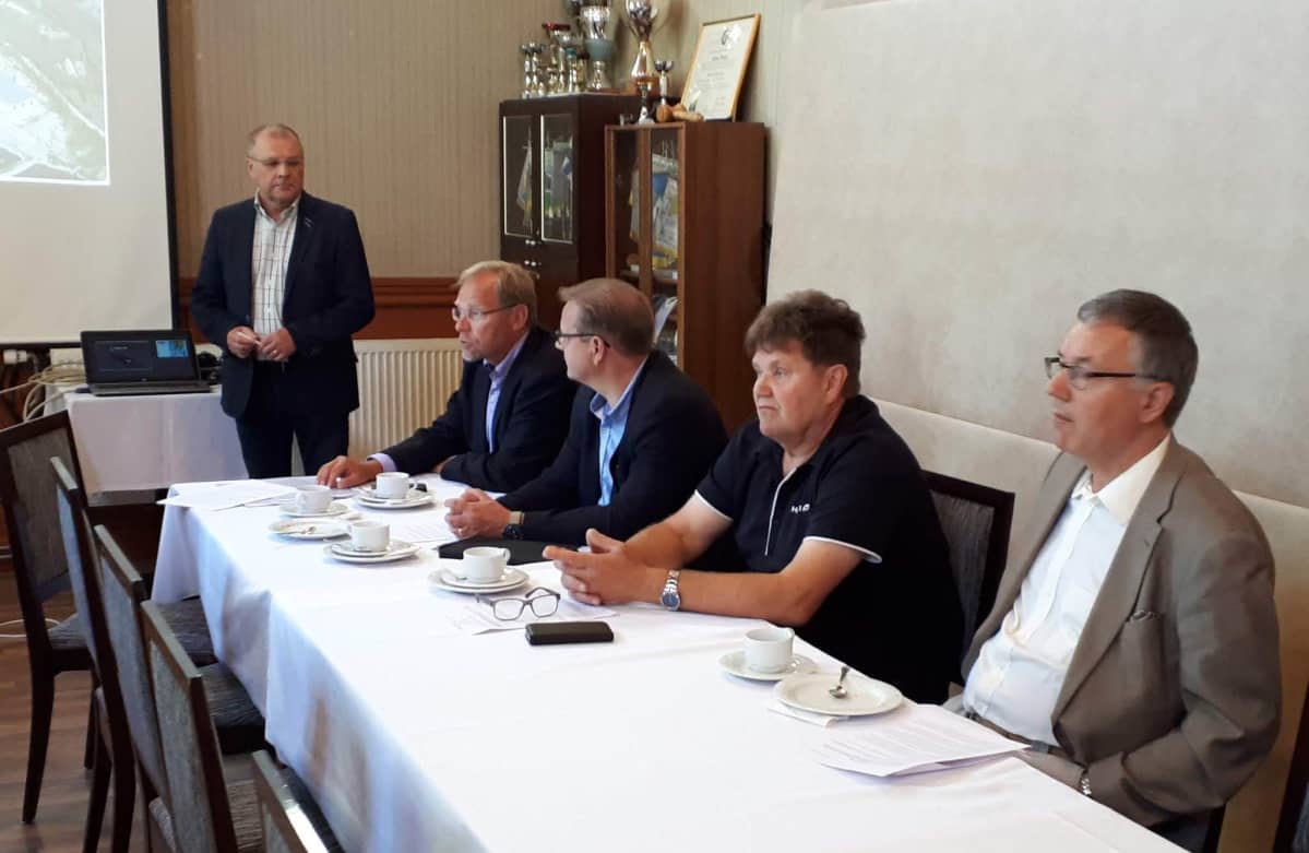 Etelä-Pohjanmaan ratayhdistyksen lanseeraustilaisuudessa puheenjohtaja Jorma Vierula (vas.), Kaskisten satamajohtaja Patrik Hellman, kansanedustajat Lasse Hautala (kesk.) ja Harry Wallin (sd.), sekä Närpiön kaupunginjohtaja Hans-Erik Lindqvist.