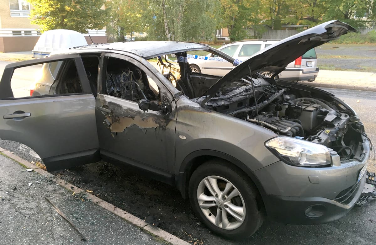 Porissa poltettiin autoja.