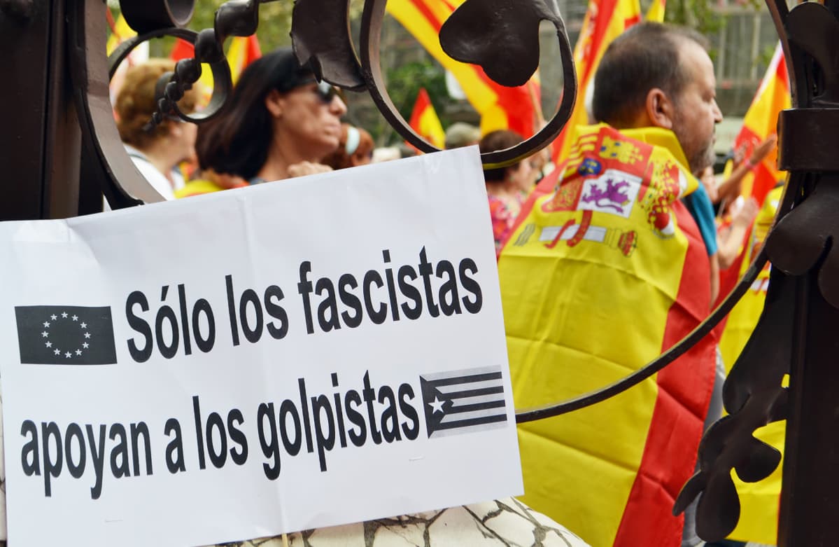 ”Vain fasistit kannattavat vallankaappausta” todettiin Espanjan yhtenäisyyttä vaativien katalaanimielenosoittajien kyltissä viime syksynä.