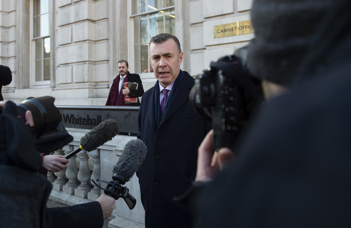 Walesin itsenäisyyttä ajavan Plaid Cymru -puolueen johtaja Adam Price. Hänen edessään on mikrofoneja.