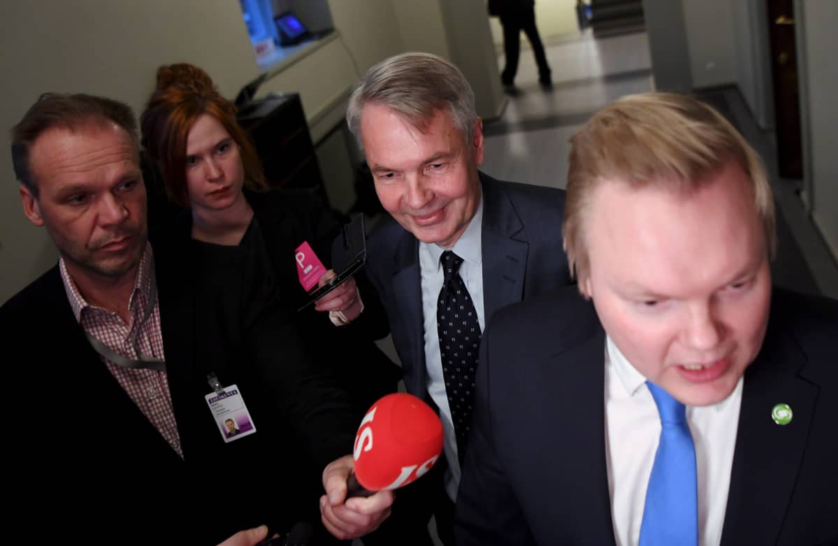 Ulkoministeri, vihreiden Pekka Haavisto (kesk.) ja keskustan eduskuntaryhmän johtaja Antti Kurvinen (oik.) Keskustan eduskunnassa Helsingissä 12. joulukuuta 2019. Ulkoministeri Haavisto Haavisto oli tänään keskustan eduskuntaryhmän kuultavana al-Hol-asioista.