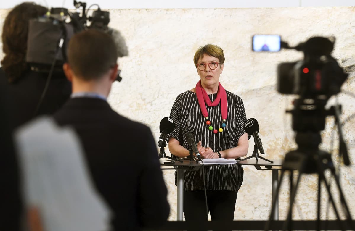 Satu Hassi tiedotustilaisuudessa valiokunnan kokouksen jälkeen.