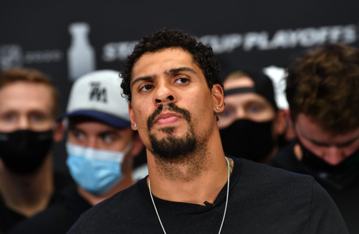 Ryan Reaves lähikuvassa pelaajien lehdistötilaisuudessa.