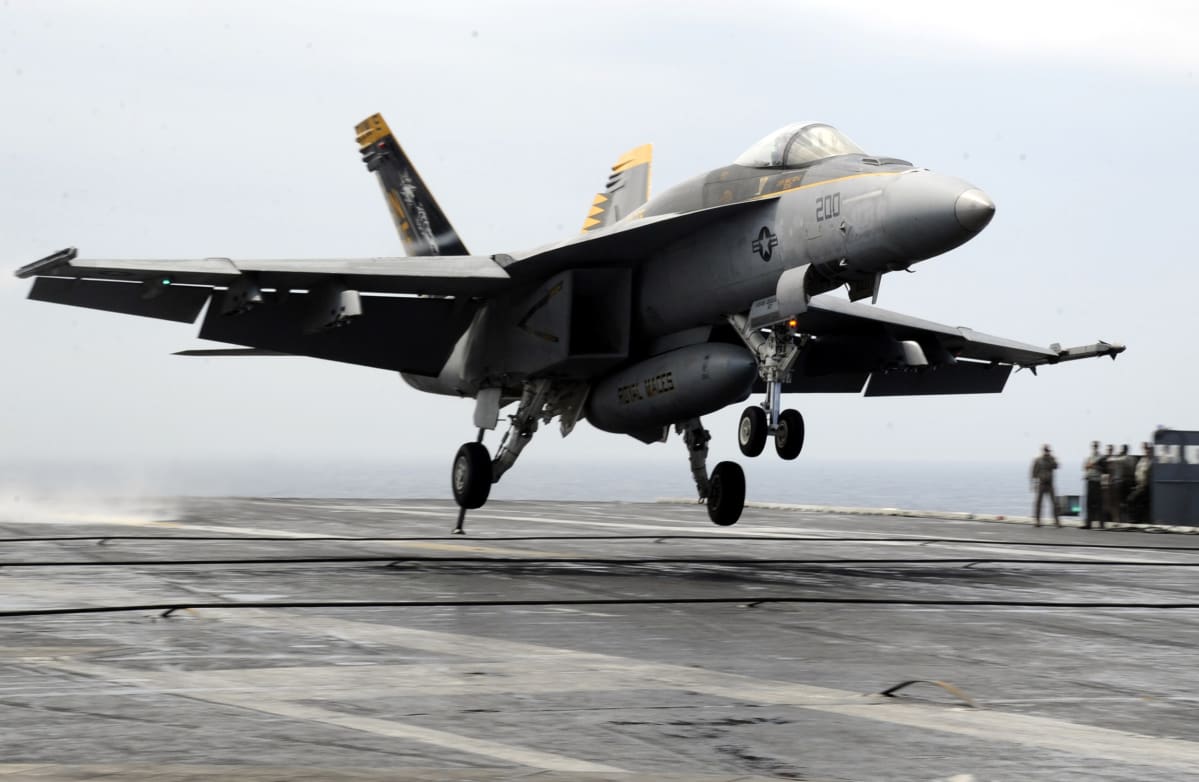 FA-18E Super Hornet laskeutuu lentotukialukselle sotaharjoituksessa Etelä-Koreassa.