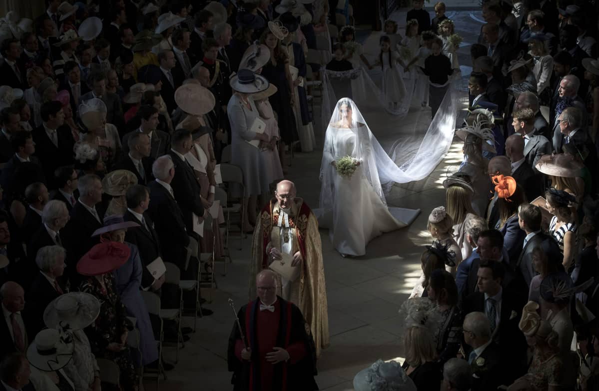 Meghan Markle asteli kohti alttaria.