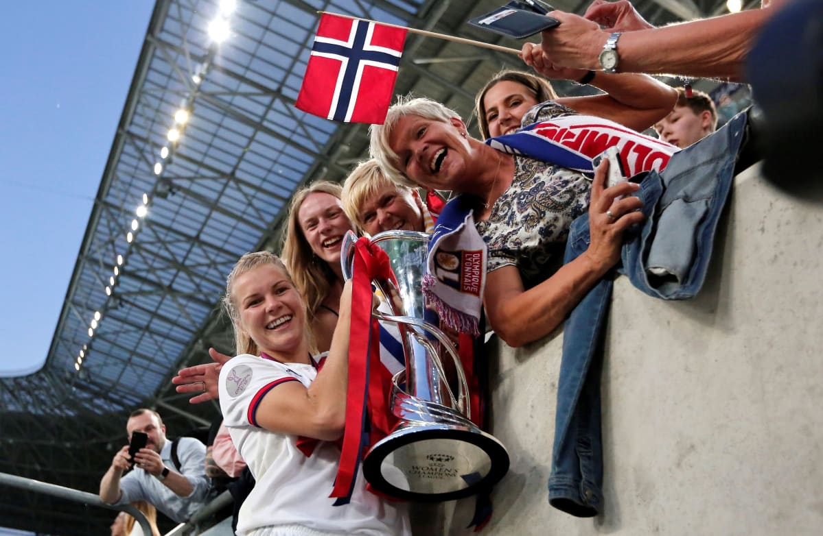 Ada Hegerberg juhli Mestarien liigan voittoa yhdessä perheensä kanssa.