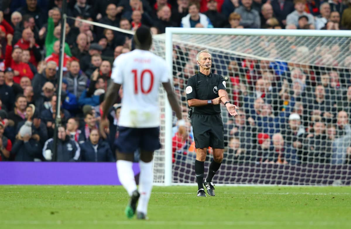 Erotuomari Martin Atkinson ja Sadio Mane
