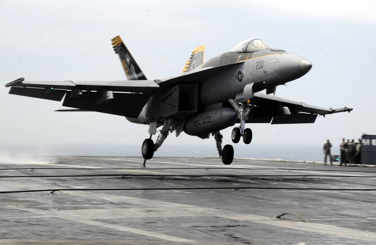 FA-18E Super Hornet laskeutuu lentotukialukselle sotaharjoituksessa Etelä-Koreassa.