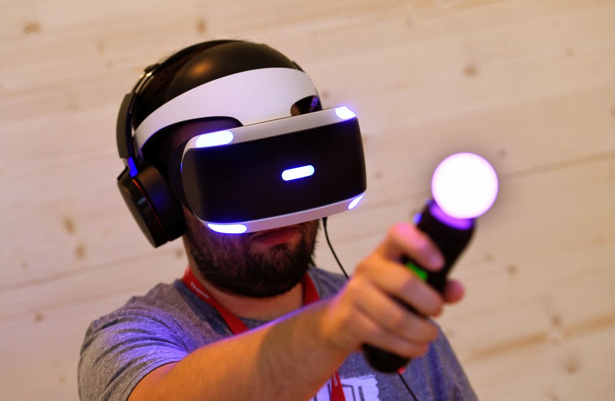 Mies kokeilee virtuaalikypärää elektroniikkamessuilla Berliinissä.