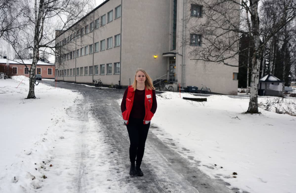 Vastaanottokeskuksen vastaava ohjaaja Iina Ponsa Kauhavan vastaanottokeskuksen pihalla.
