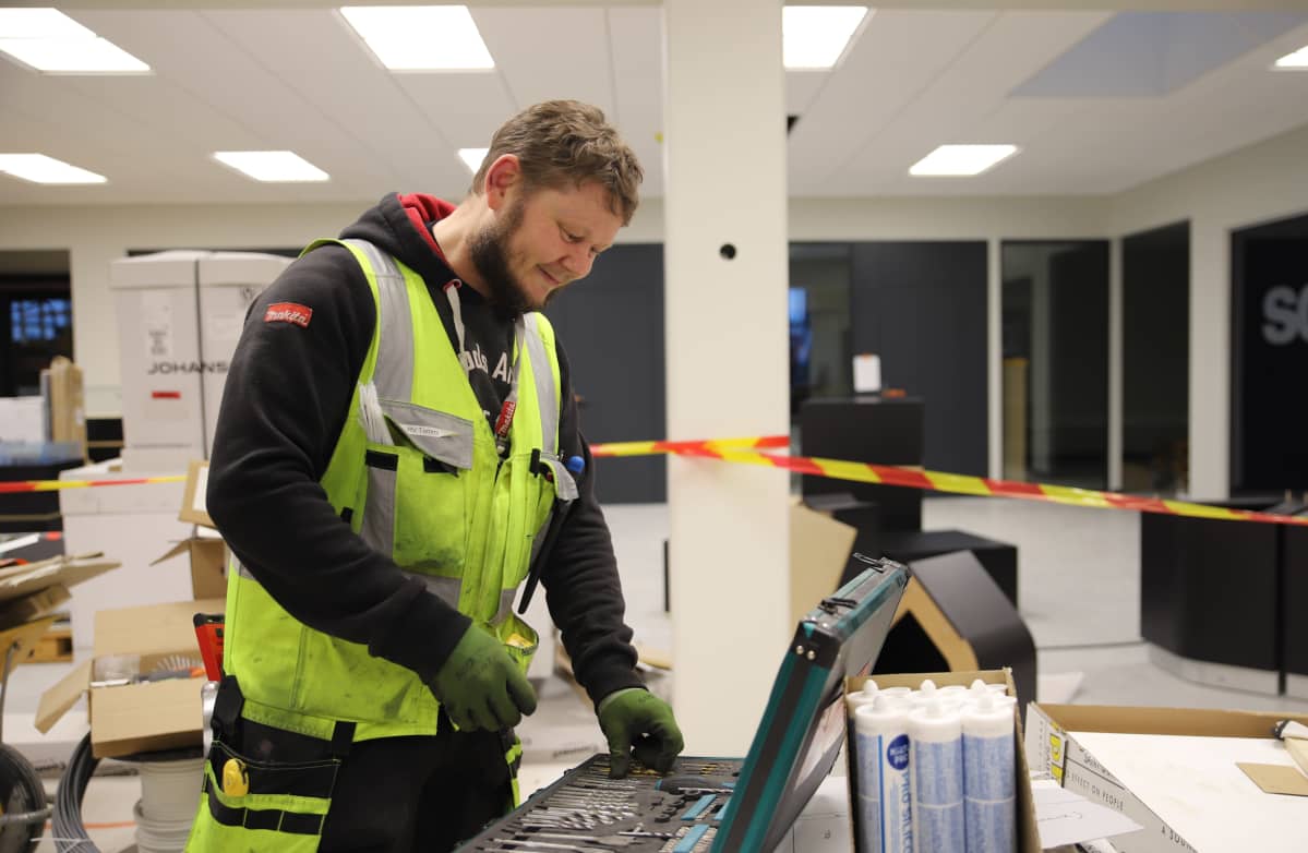 Sähköasentaja pakkaa pakkiaan