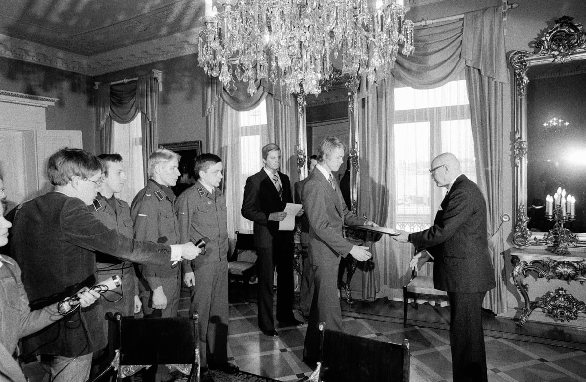 Matti Vanhanen luovutti Presidentti Urho Kekkoselle valtakunnallisen varusmiesadressin 17. helmikuuta 1978. Takana oikealla Eero Heinäluoma.