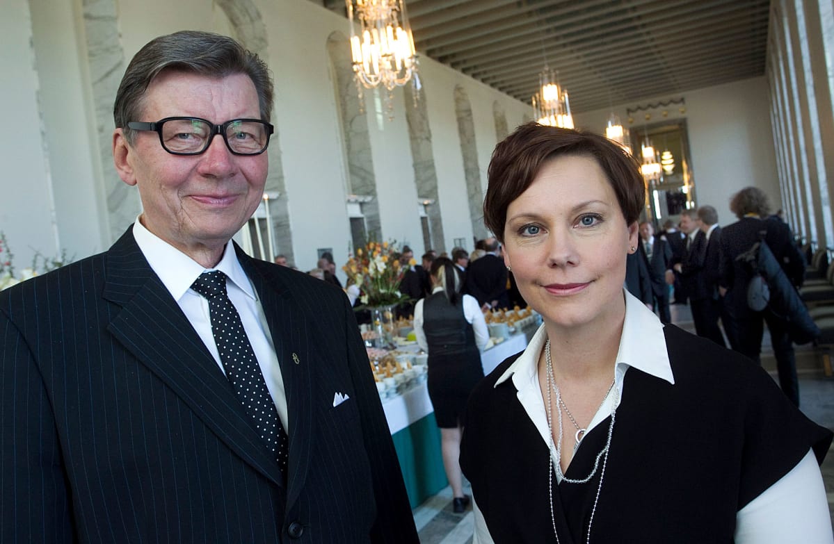 Mauri Salo ja Anne-Mari Virolainen eduskunnan valtiosalissa 12. huhtikuuta 2011.