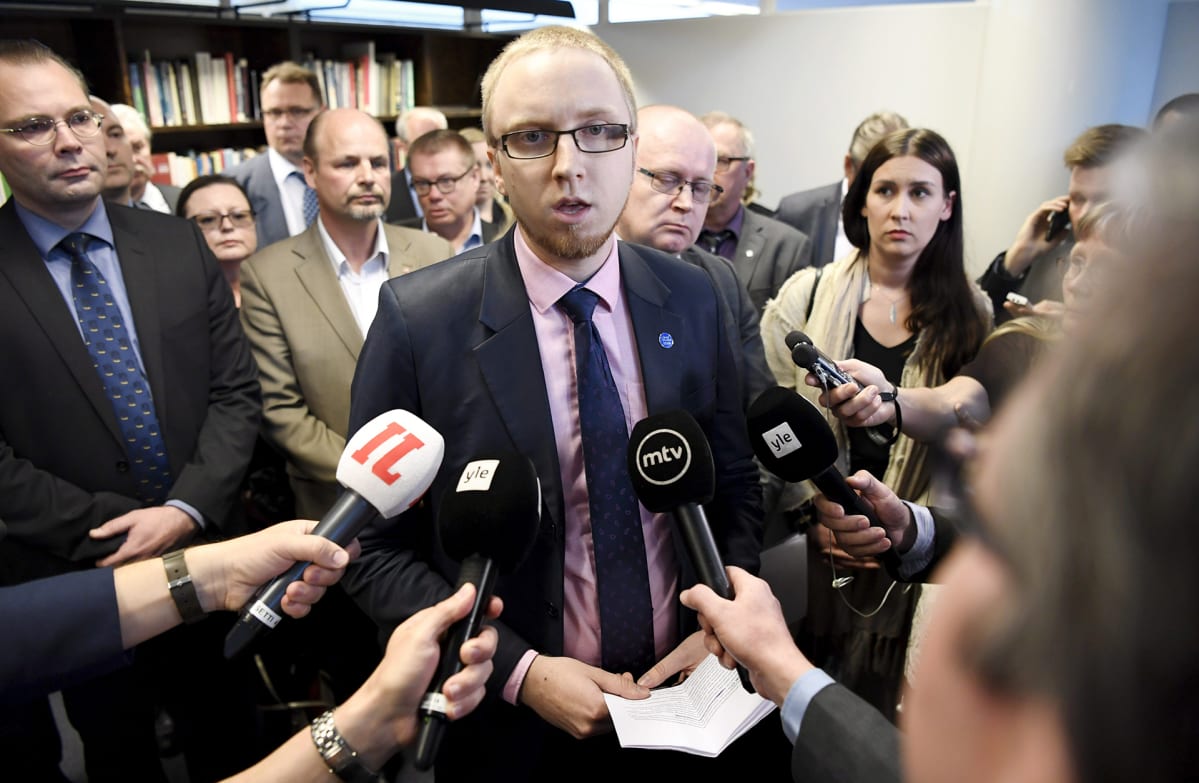 Perussuomalaisista irtautuneiden kansanedustajien Uusi vaihtoehto -ryhmän puhemies Simon Elo median edessä Helsingissä.