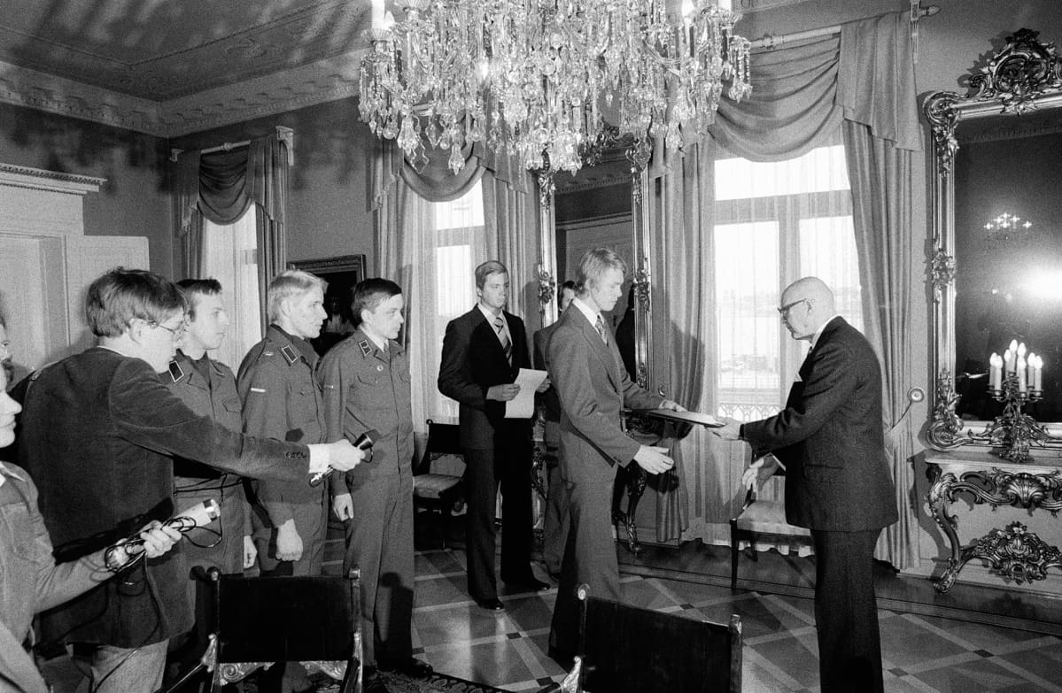 Matti Vanhanen luovutti Presidentti Urho Kekkoselle valtakunnallisen varusmiesadressin 17. helmikuuta 1978. Takana oikealla Eero Heinäluoma.
