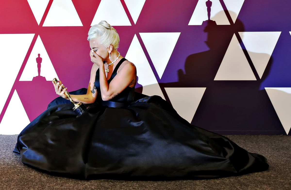 Lady Gaga itkee onnesta.