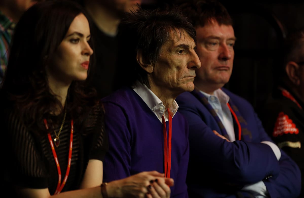 The Rolling Stonesin kitaristi Ronnie Wood (kesk.) on tuttu näky snookerkatsomoissa yhdessä Jimmy Whiten (oik.) kanssa.