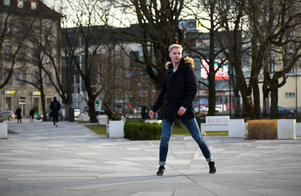 Mikael Hagelstam dansar i Tallinn centrum.