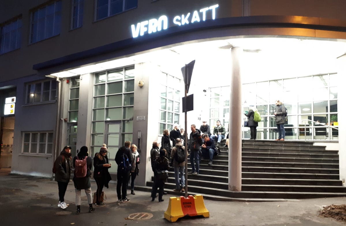 jonotusta verotoimistolla