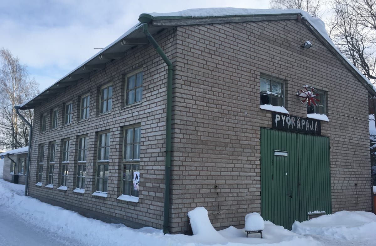 Pyöräpajarakennus (valkoinen tiilitalo)