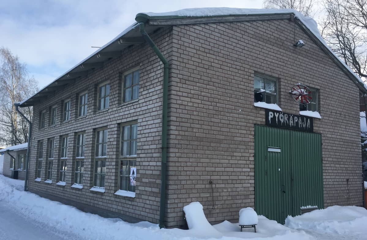 Pyöräpajarakennus (valkoinen tiilitalo)