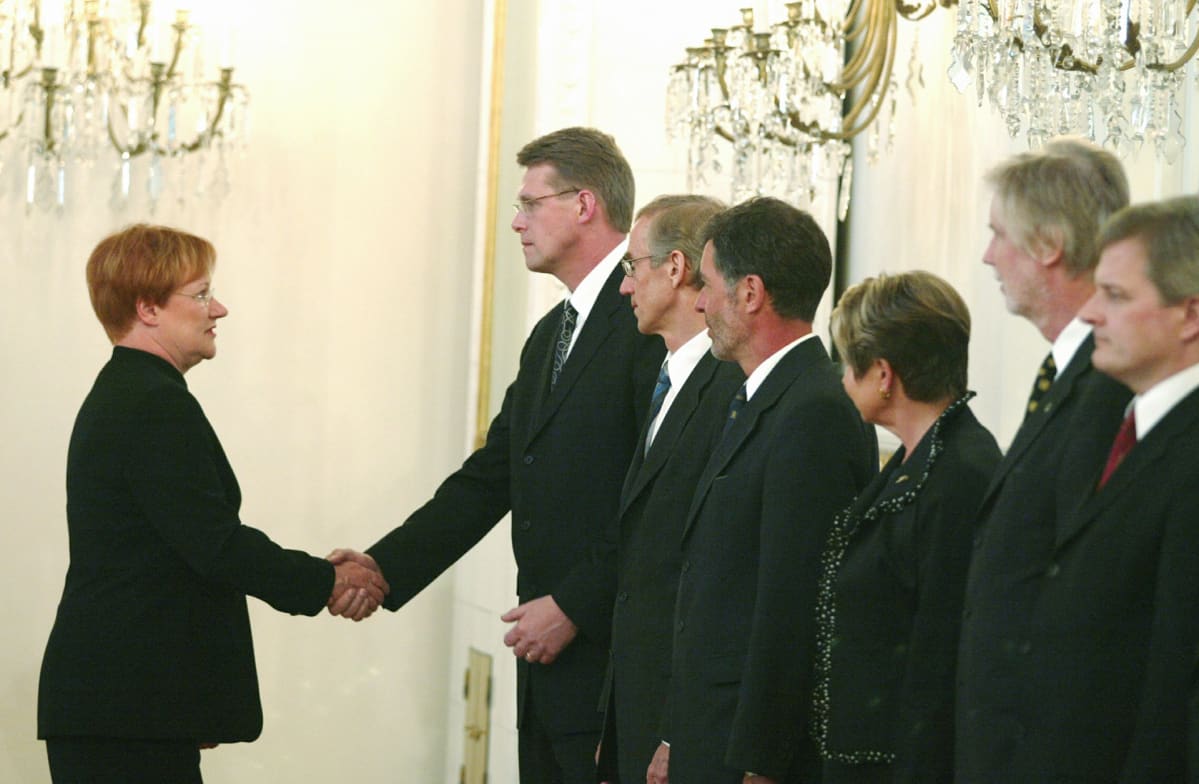 Presidentti Tarja Halonen tervehtii uutta hallitusta Presidentinlinnassa 24. kesäkuuta 2003. Kättelyvuorossa pääministeri Matti Vanhanen.