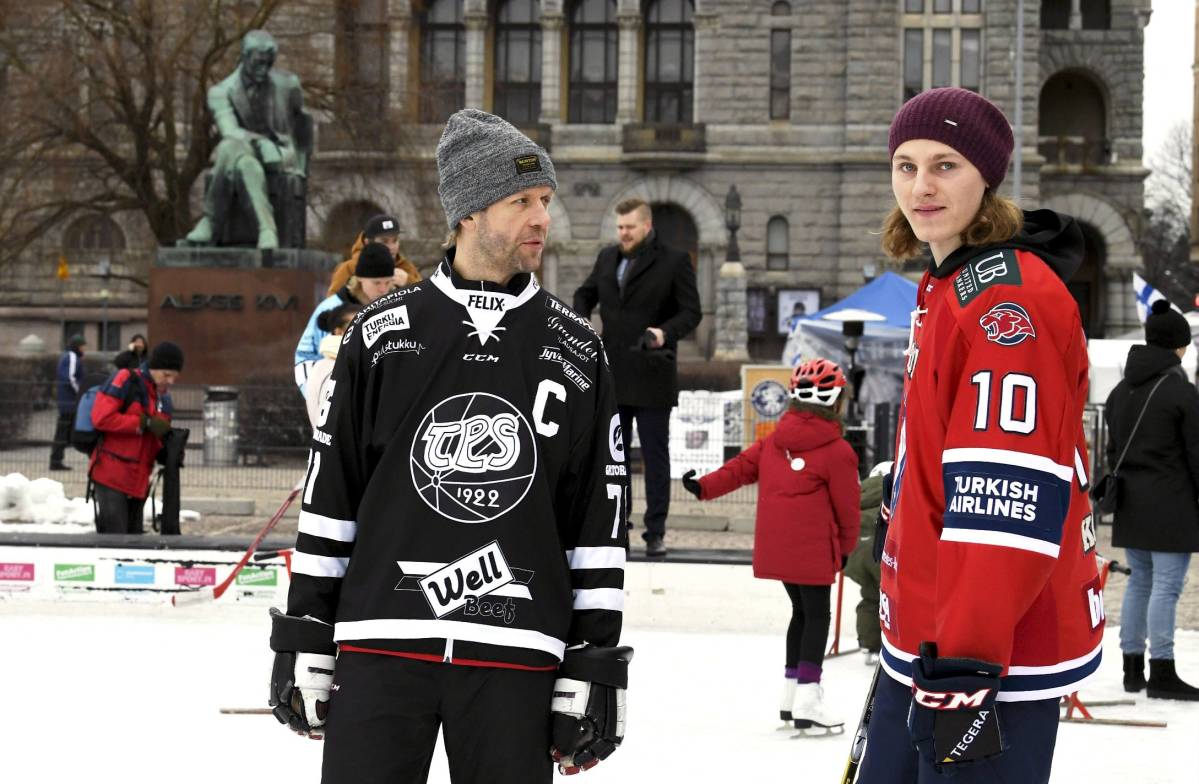 HIFK:n ykkössentteri Roope Hintz (oik.) on 19 vuotta nuorempi kuin TPS:n kultakypärä Tomi Kallio.