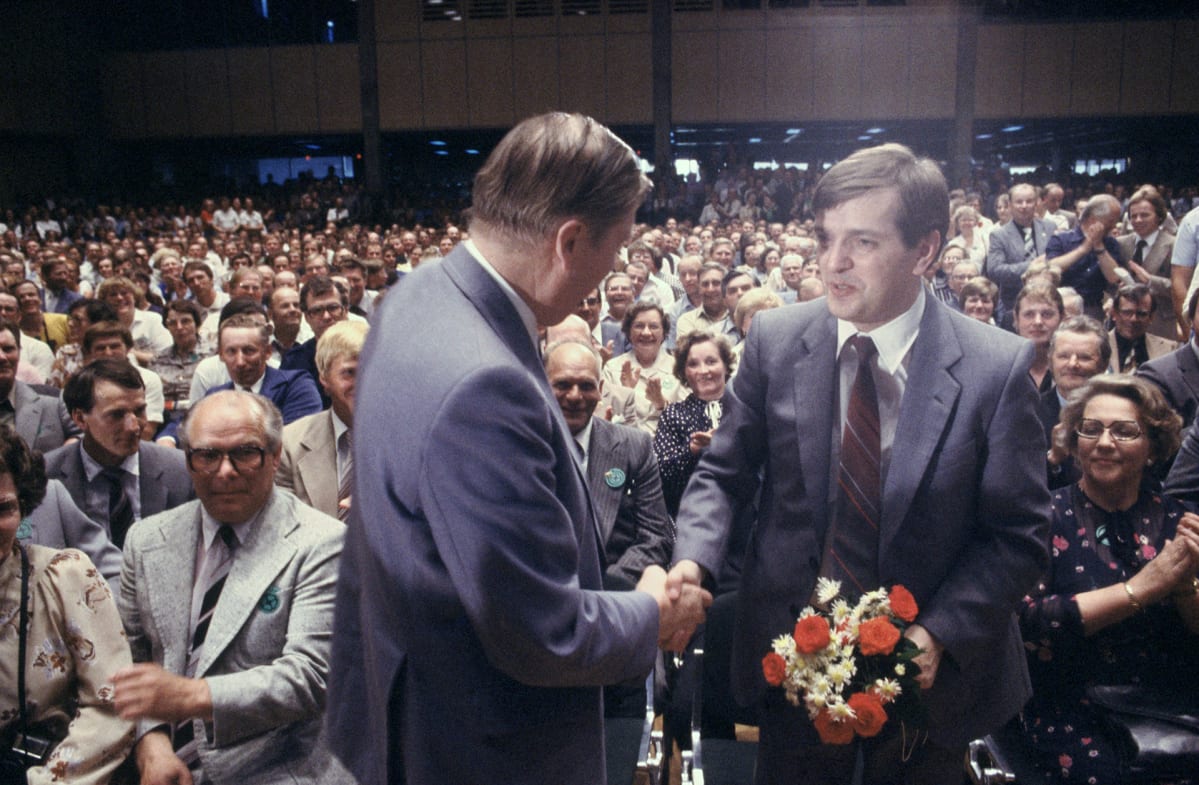 Johannes Virolainen onnittelee uutta puheenjohtajaa Paavo Väyrystä.