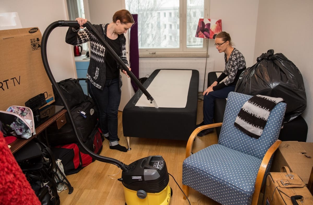 Elina Viljanen puhdisti sänkyään remonttipölystä kotonaan Lauttasaaressa. Apuna oli sisar Eeva Viljanen.
