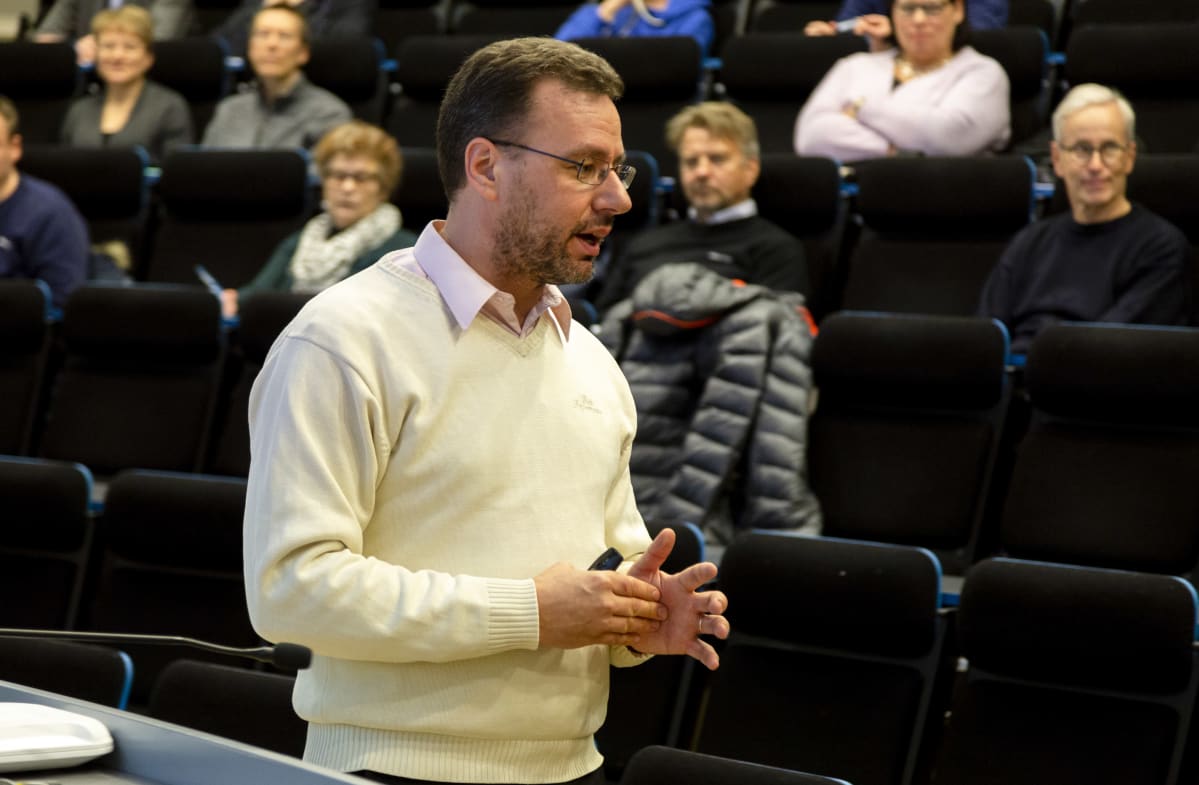 Sven-Eric Holmström esitelmoi osakesäästämisestä Metropolia ammattikorkeakoulussa Myyrmäessä.