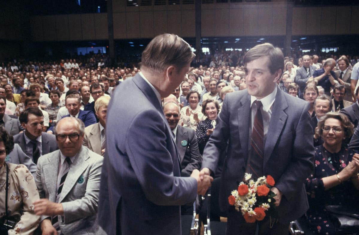 Johannes Virolainen onnittelee uutta puheenjohtajaa Paavo Väyrystä.