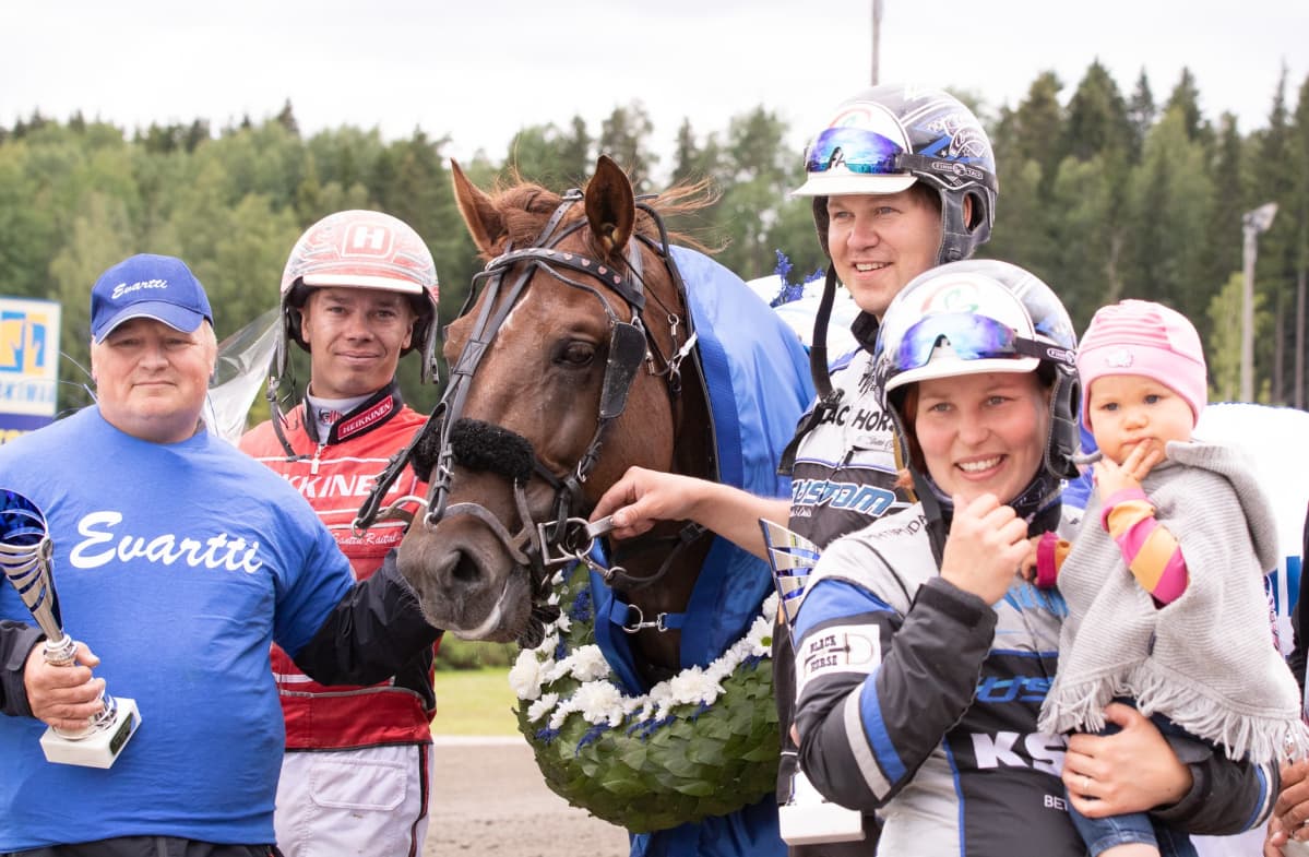 Evartti ympärillään Santtu Raitala, Antti Ojanperä ja Jutta Ihalainen.