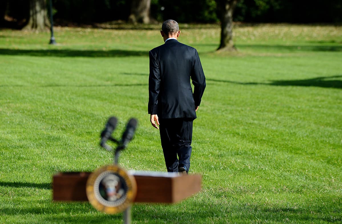 Yhdysvaltojen presidentti Barack Obama poistuu puhuttuaan toimittajille Valkoisen talon pihalla.