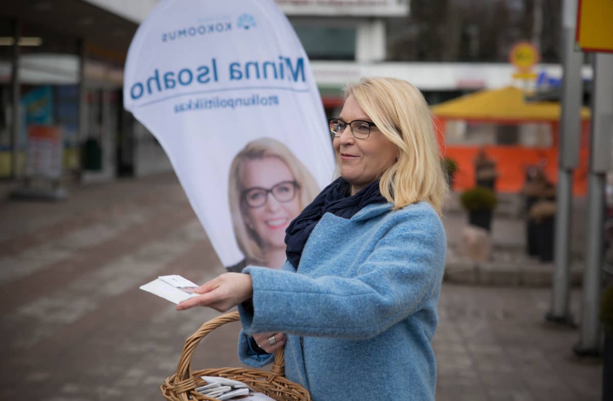 Kokoomuksen helsinkiläinen kuntavaaliehdokas Minna Isoaho jakaa ohransiemeniä, jotka voi idättää pääsiäisruohoksi. Moni äänestäjä tarttui pussiin.