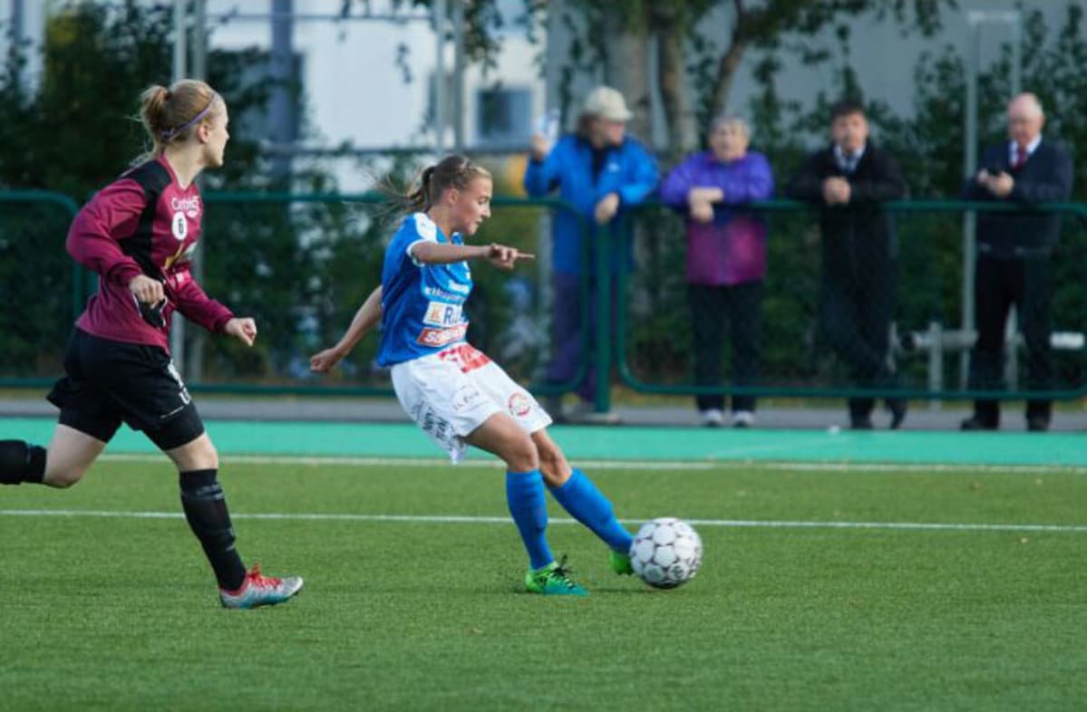 Vilma Koivisto potkaisee palloa.
