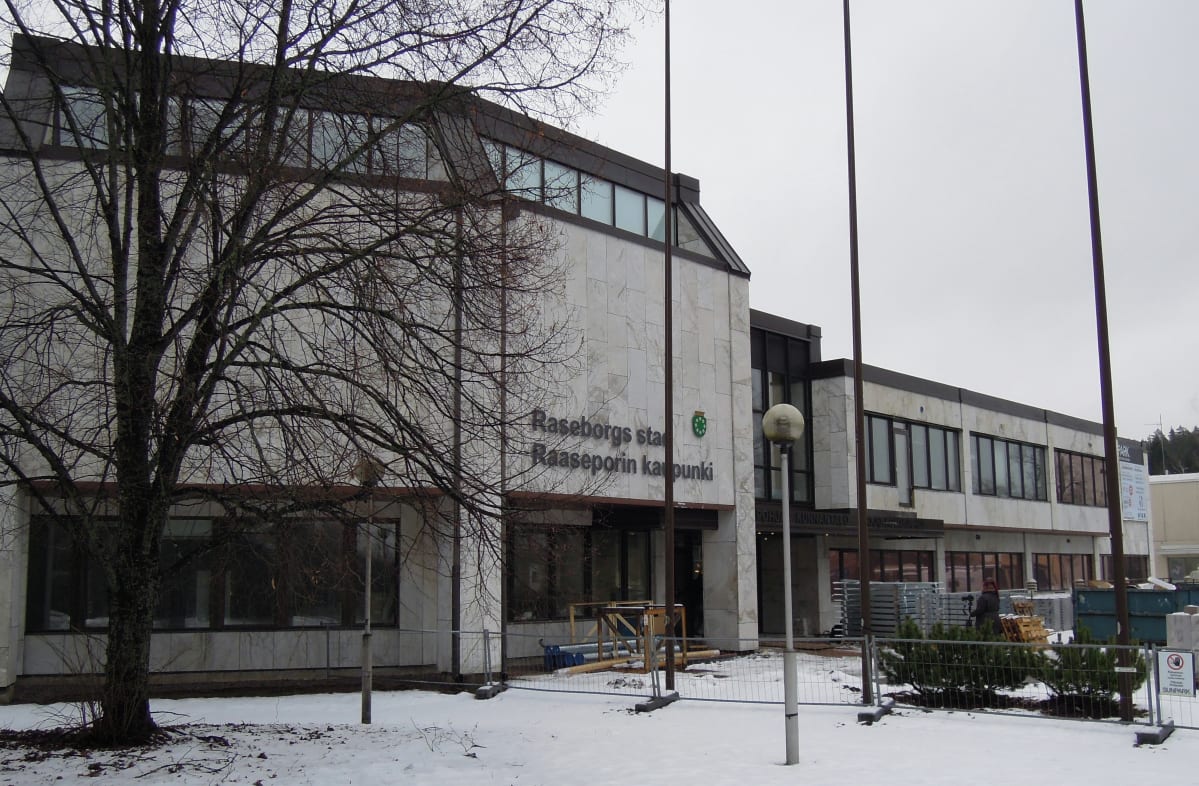 Talon julkisivun väri on vaihtunut kellertävästä valkoiseksi.