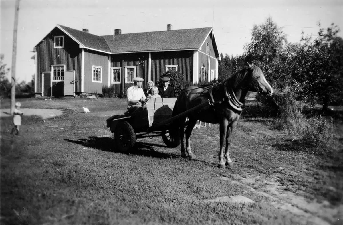 Hannes ja hänen vaimonsa Toini muuttivat Toinin lapsuuskotiin Makkoon vuonna 1947.