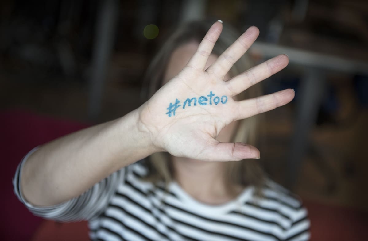 #metoo kirjoitettuna naisen käteen.