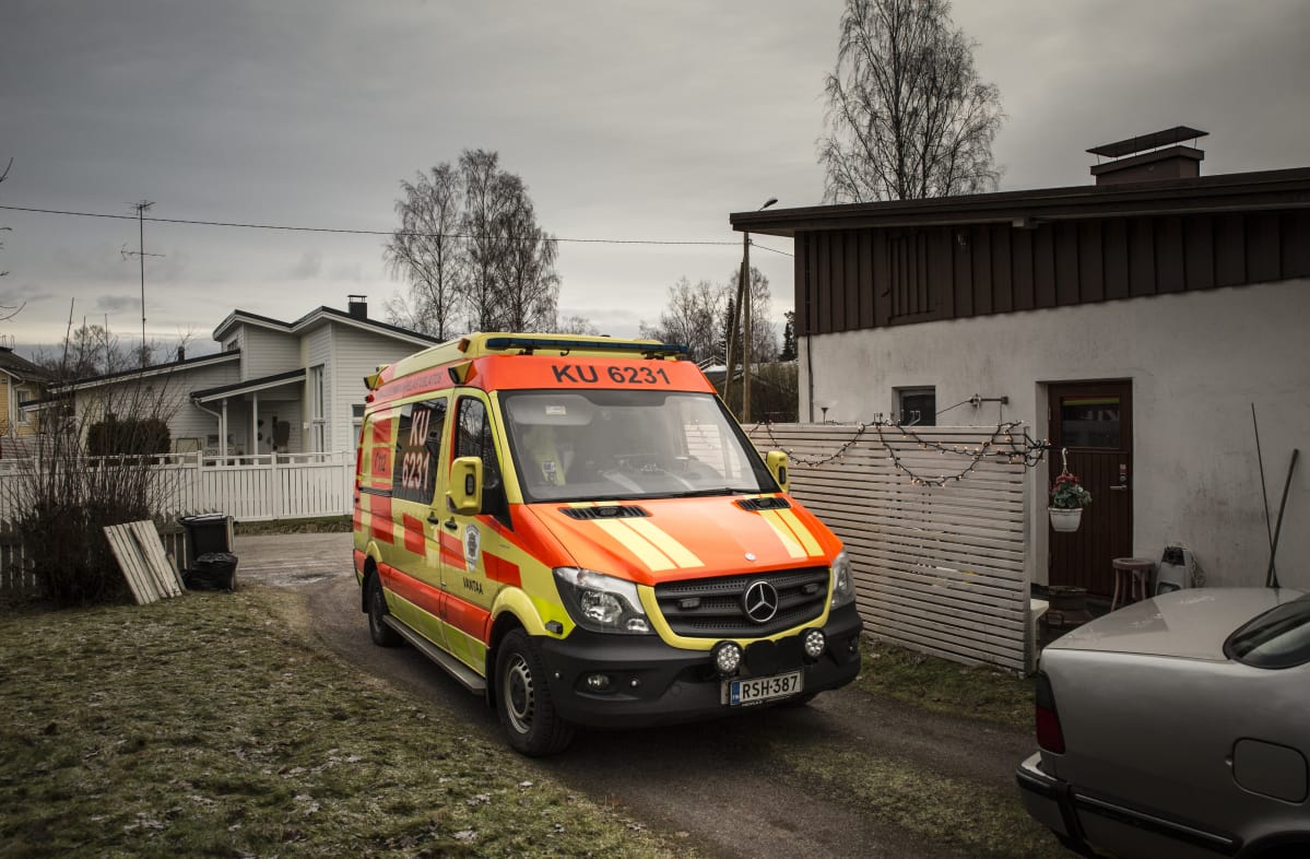 Ambulanssi vantaalaisen omakotitalon pihalla