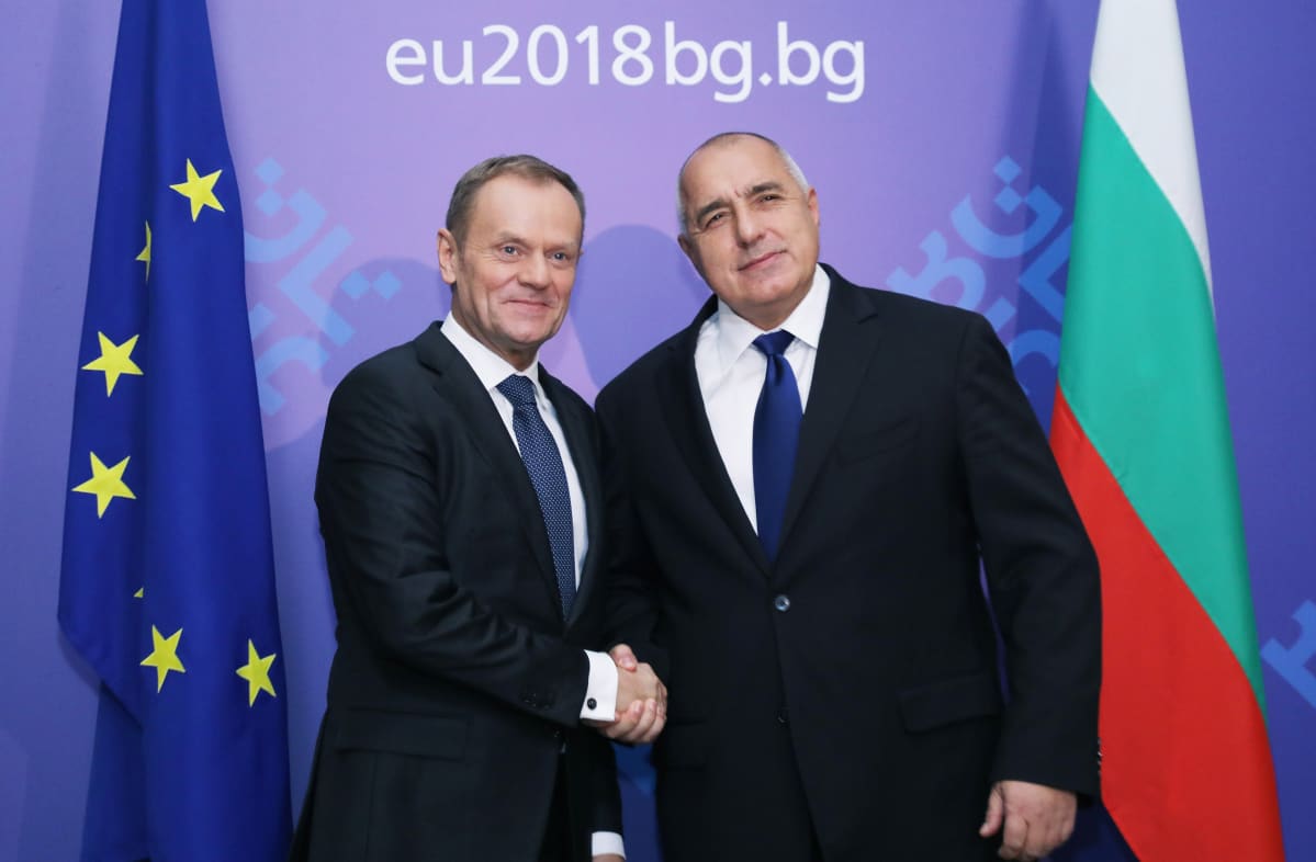 Eurooppa-neuvoston puheenjohtaja Donald Tusk (vas.) ja Bulgarian pääministeri Boiko Borisov.
