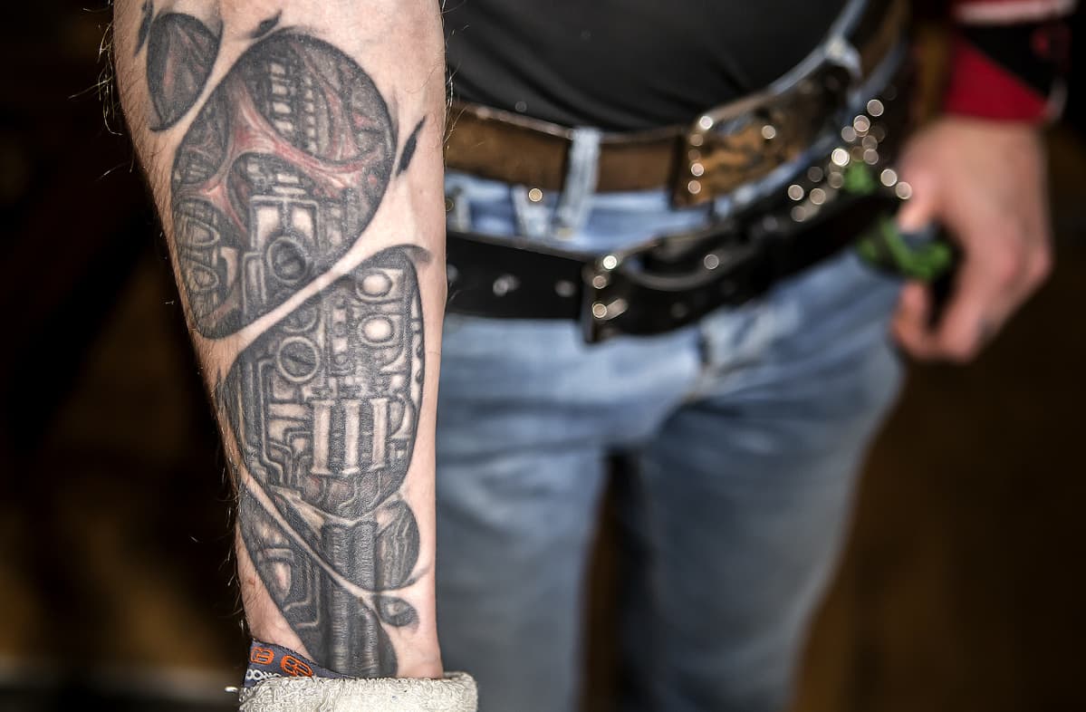 Lappeenrantalaisen Anssi Kipon kädessä oleva tatuointi esittää Terminator-elokuvista tutun kyborgin mekaanista kättä.