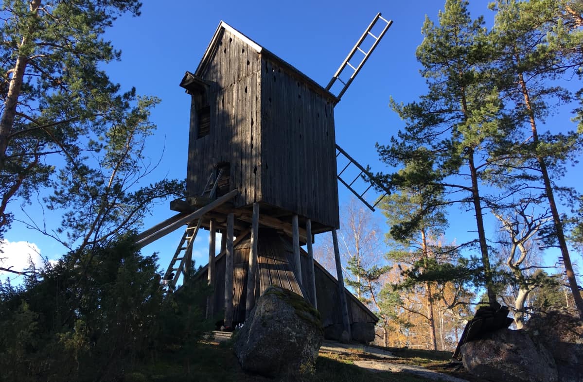 Gamla Hinkabölen tuulimylly kuvattuna takaapäin.