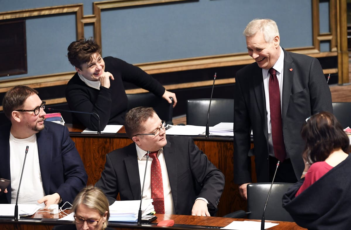 Vasemmistoliiton Paavo Arhinmäki, Silvia Modig, Markus Mustajärvi sekä SDP:n puheenjohtaja Antti Rinne eduskunnan täysistunnossa.