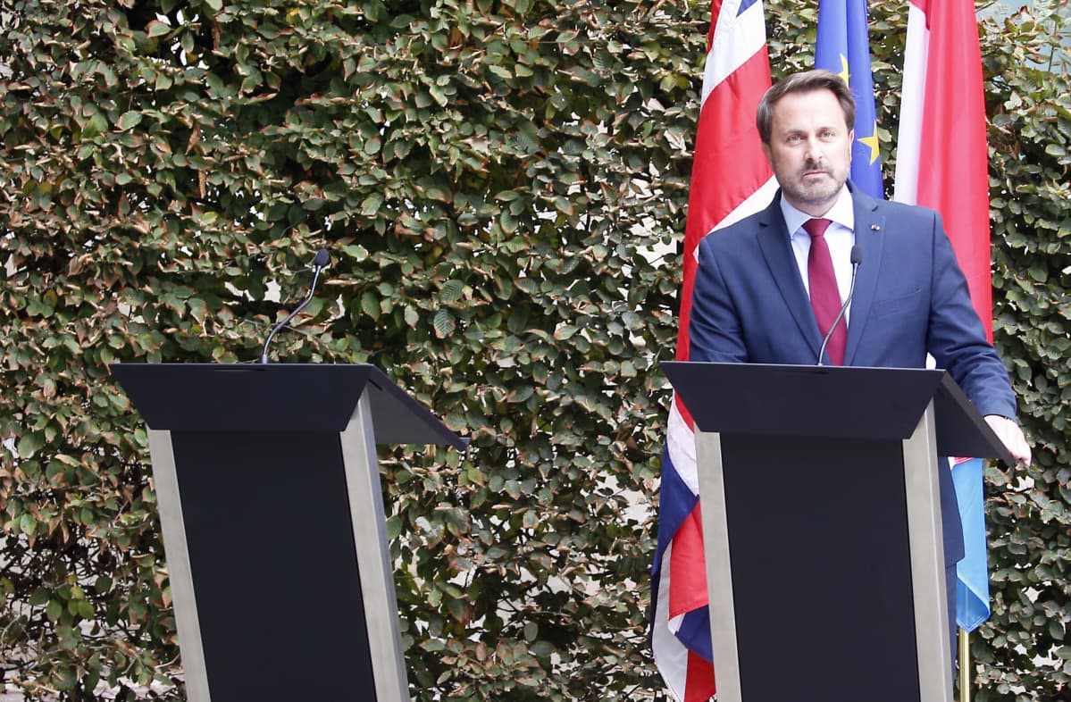 Luxemburgin pääministeri Xavier Bettel joutui maanantaina pitämään lehdistötilaisuuden yksin. Bettelin Luxemburgissa tavannut Britannian pääministeri Boris Johnson joutui perumaan osallistumisen tilaisuuteen protestin vuoksi.