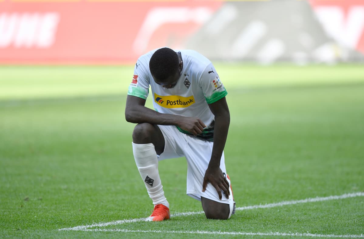 Marcus Thuram polvistui ottelussa Union Berliniä vastaan.