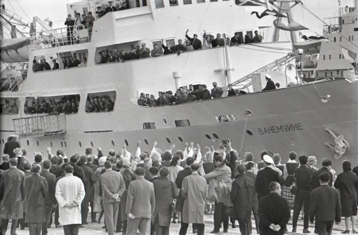 Suomen ja Viron välinen laivaliikenne loppui vuonna 1939, mutta käynnistyi uudelleen heinäkuussa 1965. Vanemuine-laivan kyydissä olleiden suomalaisten mukana Viroon tuli suomalaisia lehtiä, kirjoja ja länsimaisia ajatuksia.