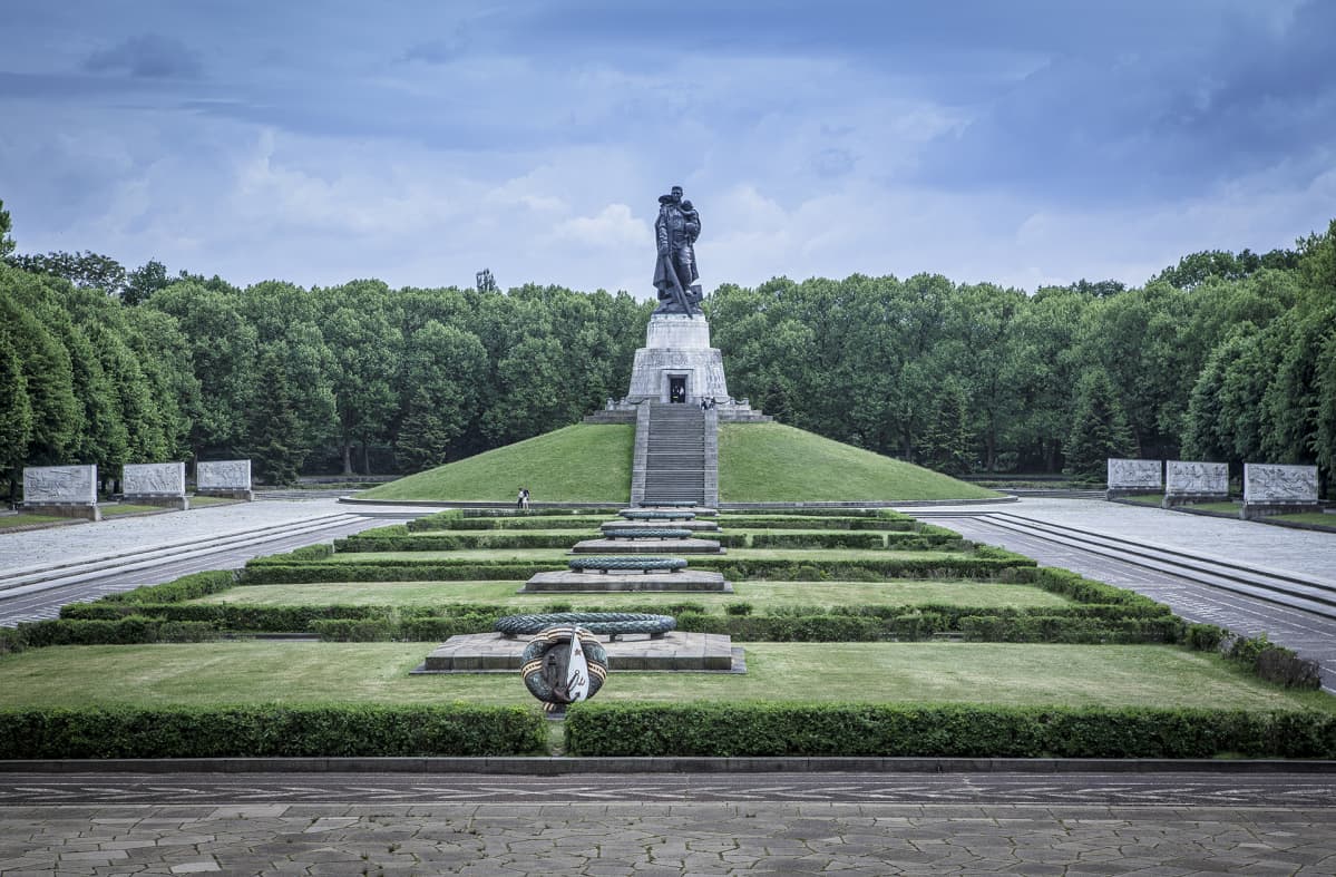 Treptower Parkin muistoalueelle on haudattu kaatuneita neuvostosotilaita.